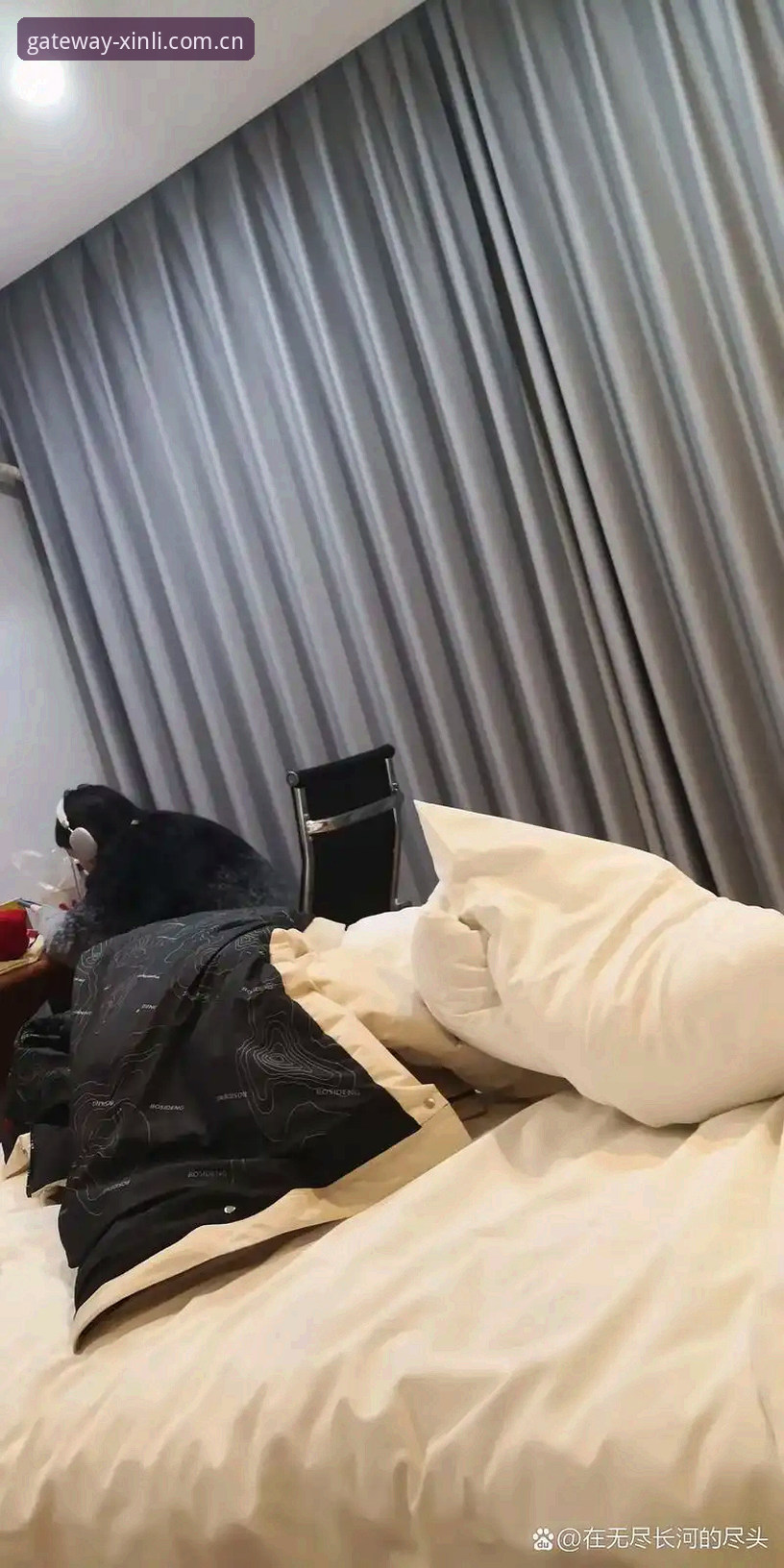 凌晨两点，华盛顿某酒店的会议室里，奇才总经理面前的笔记本电脑屏幕还亮着。他把AJ・迪班萨的32场NCAA比赛录像和达林・彼得森的高中集锦并排播放，同一动作反复对比——这已经是第三晚。旁边白板上写着两组数字：迪班萨场均19.2分、5.8次助攻；彼得森场均18.7分、5.1个篮板。他圈了圈助攻数，又划掉。